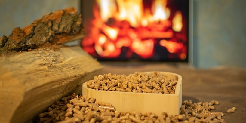 Heating a wood stove with pellets in the foreground - an economical concept of the heating system